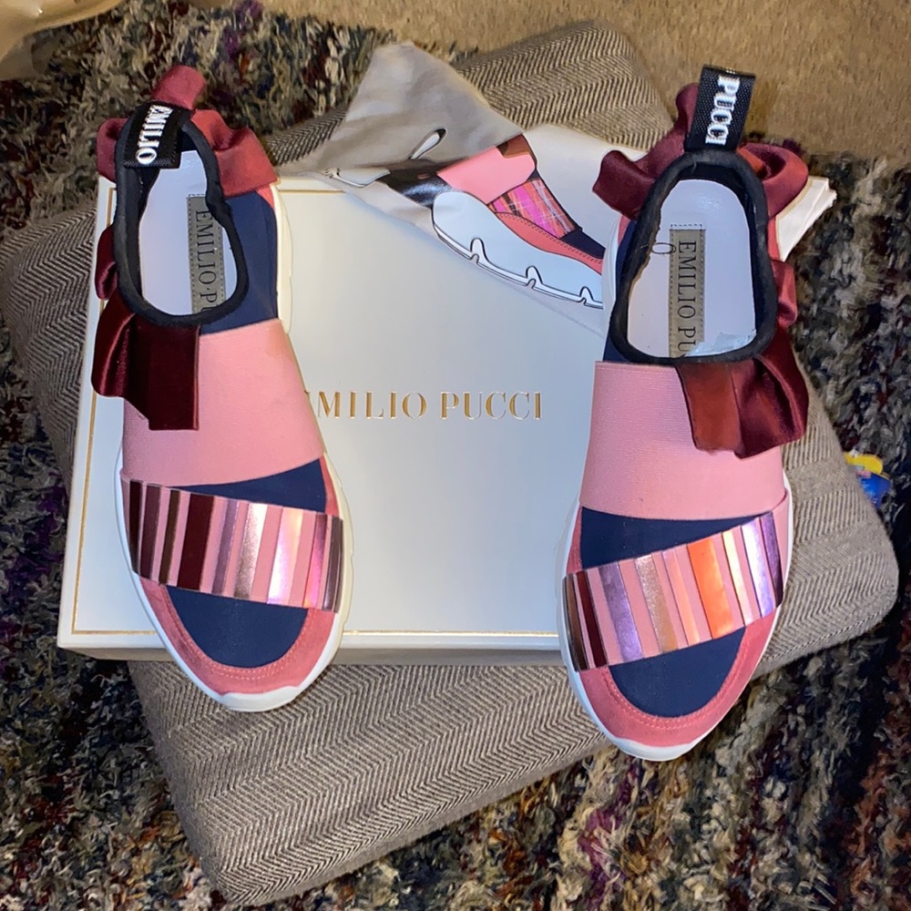 Cute sneaker for night out or just daytime outings . Can be dressed up or down.